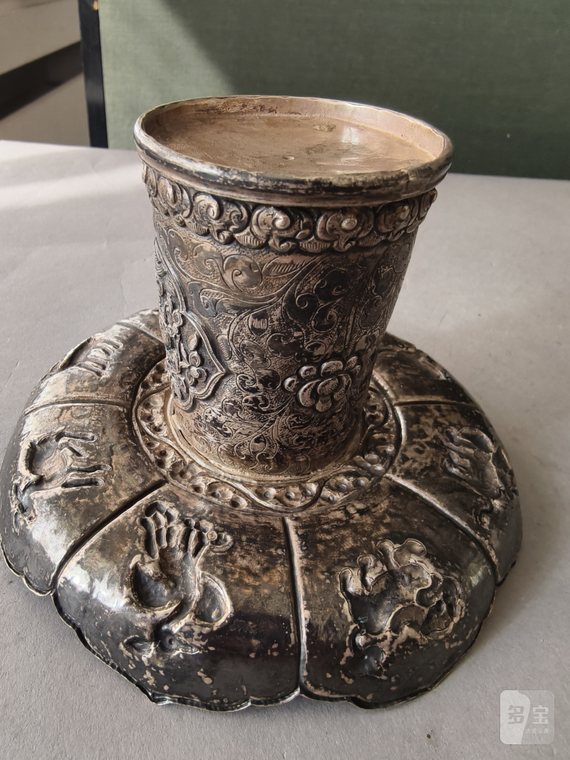 A jade bowl with stand and cover in silver with animals and floral motifs in relief - 图21